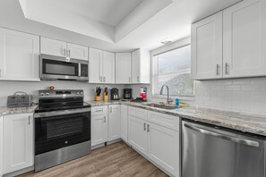 Fridge, microwave, oven, stovetop - New to Market! 🐾  Dog Friendly, Spacious Beach Retreat, Steps to Sugary Sand, Conveniences! (Fort Myers Beach)