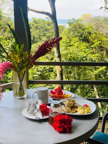 Relaxed, unplugged, Costa Rican-style comfort with a beach access 
