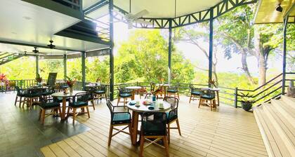 Relaxed, unplugged, Costa Rican-style comfort with a beach access