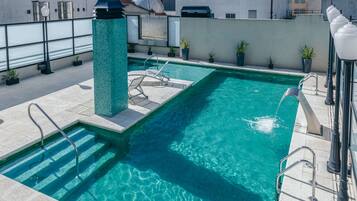 Una piscina al aire libre de temporada