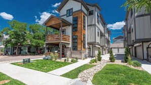 A modern multi-story residential building with a covered porch and a landscaped front yard. - Luxury Rowhome 🏔 Mountain Views Littleton Main St (Littleton)