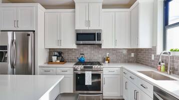 Frigorifero, microonde, forno, piano cottura