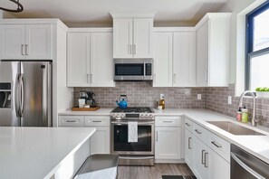 Refrigerador, microondas, horno, placa de cocina