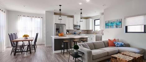 Smart-TV, Bücher, Stereoanlage