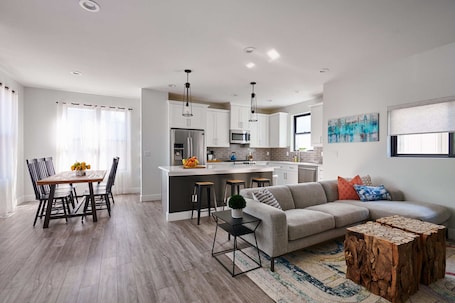 Smart TV, books, stereo. Luxury Rowhome 🏔 Mountain Views Littleton Main St