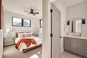 2 habitaciones, escritorio, tabla de planchar con plancha y wifi gratis 