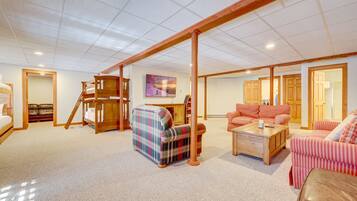 4 bedrooms, iron/ironing board, free WiFi, bed sheets