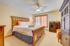 4 bedrooms, iron/ironing board, free WiFi, bed sheets - ⭐️ Huge Cabin 3min to Camelback + Hot Tub, Pool, Fireplace, Grill & Deck (Tannersville)