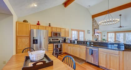 ⭐️ Huge Cabin 3min to Camelback + Hot Tub, Pool, Fireplace, Grill & Deck