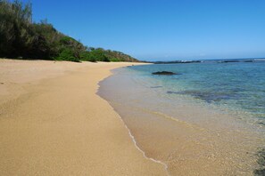 靠近海滩、沙滩椅、沙滩毛巾