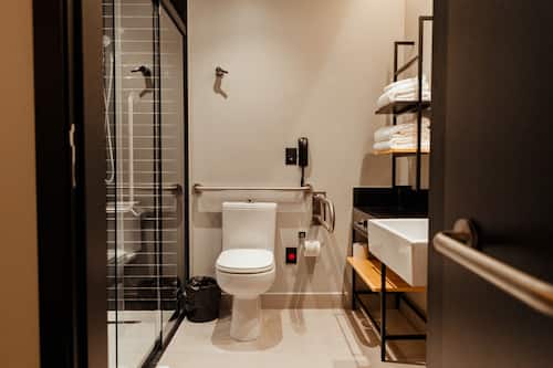 Standard PwD Disability Access Triple - 1 King Bed and 1 Single Bed | Banheiro | Chuveiro, chuveiro com efeito de chuva, secador de cabelo
