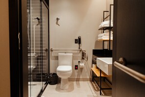 Standard PwD Disability Access Triple - 1 King Bed and 1 Single Bed | Bathroom - Tru By Hilton Criciúma (Criciuma)
