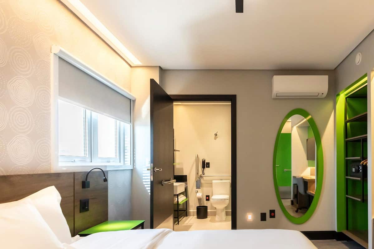 Minibar, WiFi (free), bed sheets