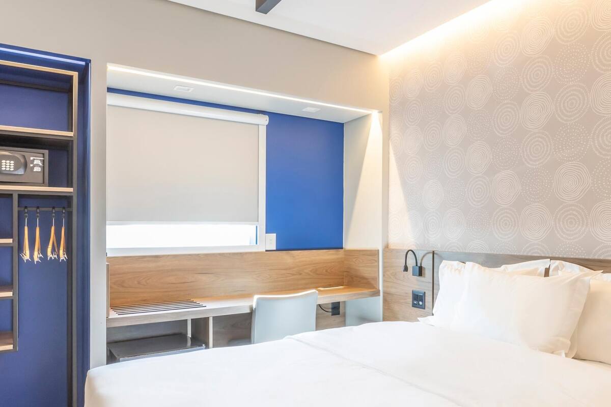 Minibar, WiFi (free), bed sheets