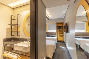 Standard Twin - 2 Camas Solteiro | 浴室 | 淋浴设施、大花洒淋浴喷头、吹风机、毛巾