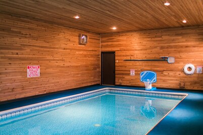 *Indoor Pool* Stay and Play Family Home in Spokane