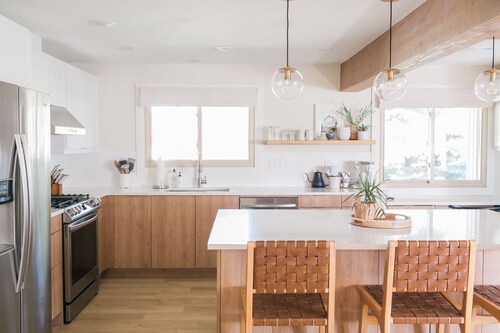 Beautiful Modern Home - Heated Indoor Pool