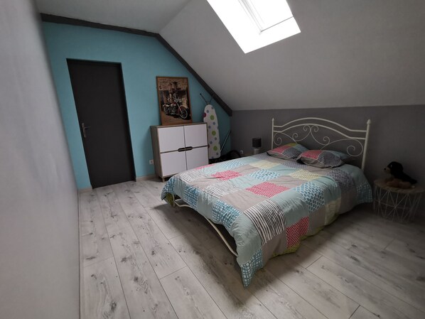 2 chambres, fer et planche à repasser, lit de bébé portatif
