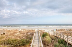 En la playa y camastros