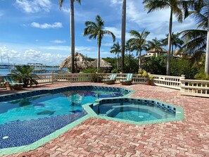 Alberca al aire libre y alberca climatizada