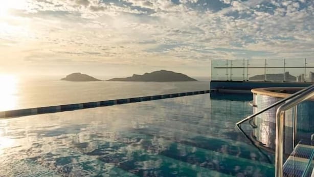 حمّام سباحة خارجي، مظلات على حمّام السباحة