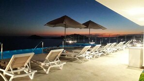 Outdoor pool, open 9:00 AM to 10:00 PM, pool umbrellas - Central 102 Tower (Mazatlán)