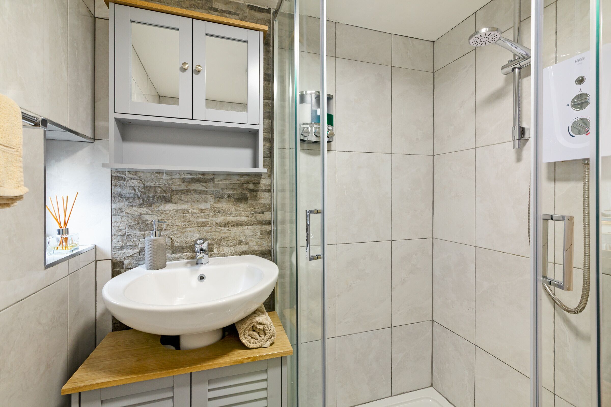 Shower, hair dryer, towels