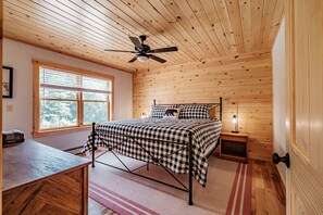 5 bedrooms, travel crib, WiFi, bed sheets - Hike, fish, bike, float the river, explore or just relax... (Newry)