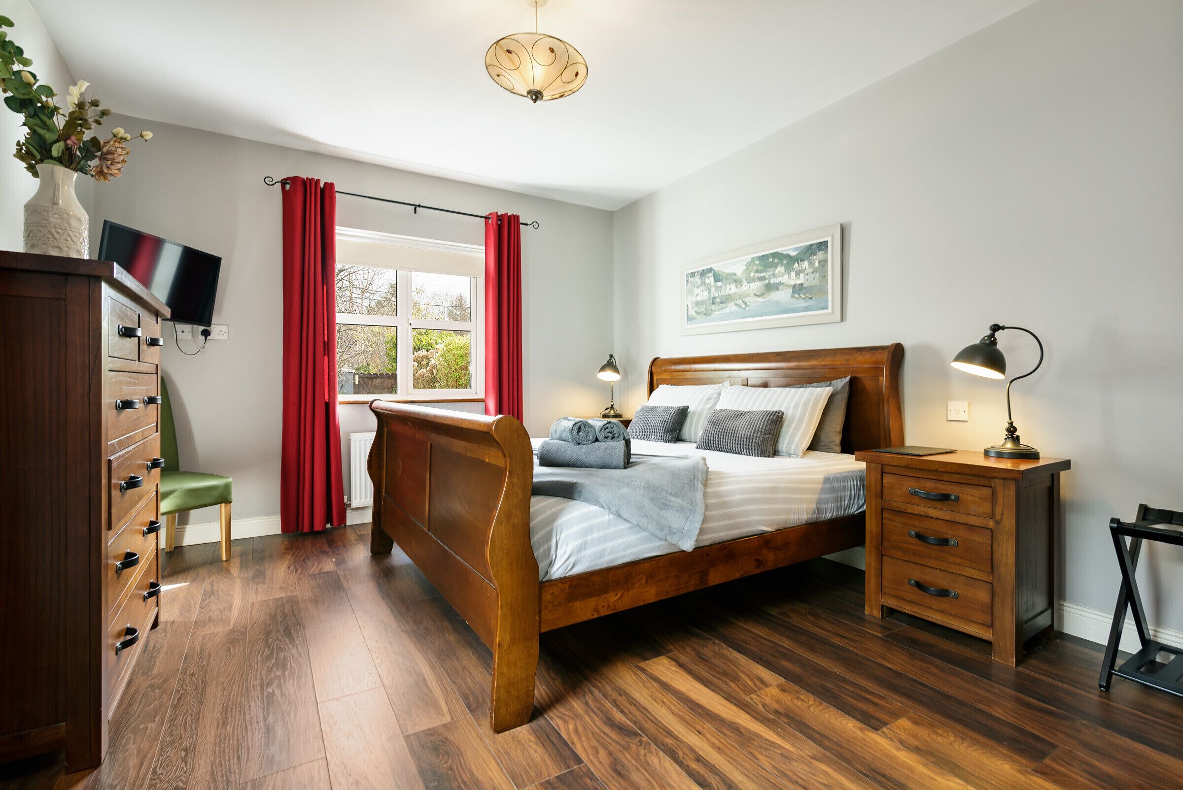 3 habitaciones y tabla de planchar con plancha 