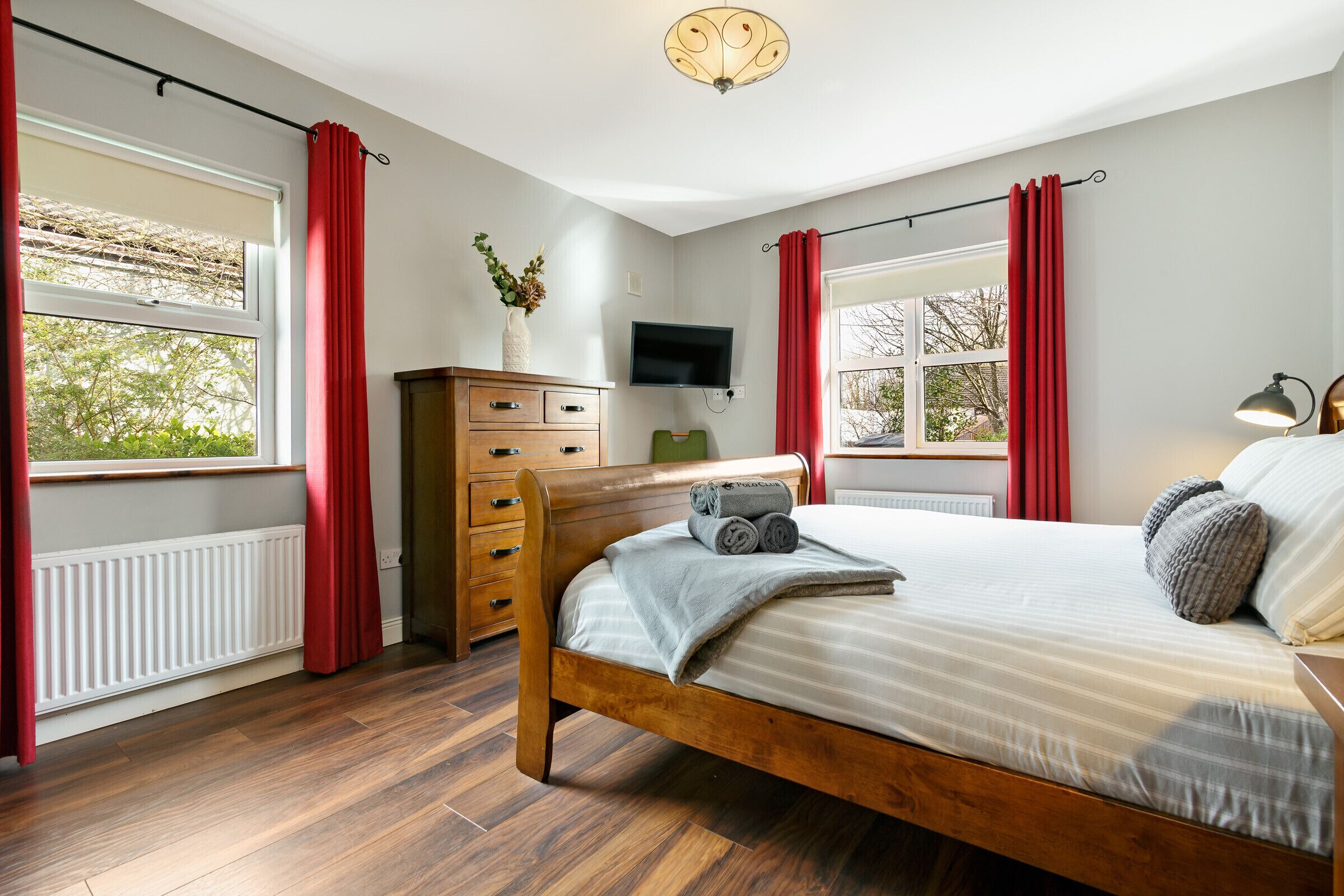 3 chambres, fer et planche à repasser