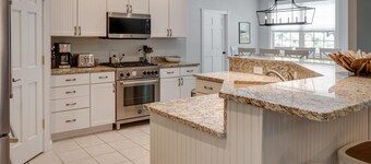 Spacious 6 BR Harbor Springs home- walk to town, short drive to beaches/slopes!