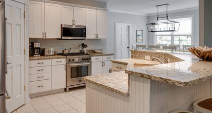 Spacious 6 BR Harbor Springs home- walk to town, short drive to beaches/slopes!