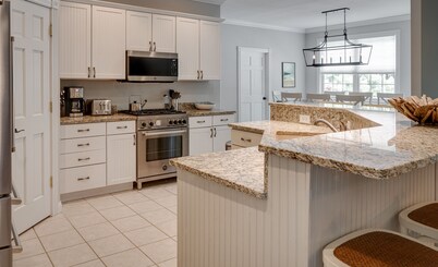 Spacious 6 BR Harbor Springs home- walk to town, short drive to beaches/slopes!