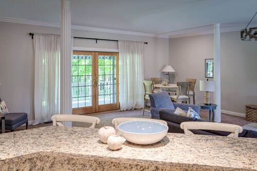 Spacious 6 BR Harbor Springs home- walk to town, short drive to beaches/slopes!