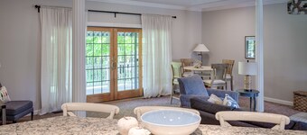 Spacious 6 BR Harbor Springs home- walk to town, short drive to beaches/slopes!