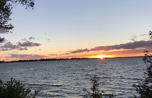 Beach nearby - Dunes Delight - Cottage on West Lake (Prince Edward County)