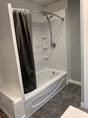 Shower, hair dryer, toilet paper - Dunes Delight - Cottage on West Lake (Prince Edward County)