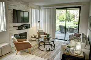 Smart-TV, Kamin, Bücher, Arbeitsbereiche