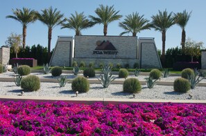 Property grounds - Modern PGA West 2 bd/2ba with views, pool/spa (La Quinta)