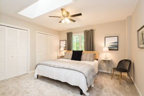 5 bedrooms, desk, iron/ironing board, travel crib