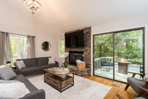 Spacious Home with Hot Tub Near UNC