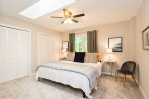 5 Schlafzimmer, Schreibtisch, Bügeleisen/Bügelbrett, Reisekinderbett