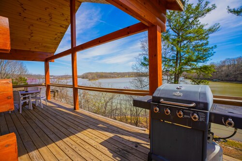 Log Cabins (Sleeps 1-7) - Offer a Queen bedroom, a Full & a Twin Bedroom,  and 2 twin beds with amazing Lake Barkley Views!