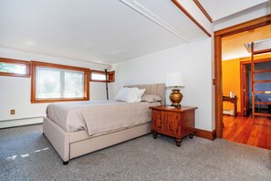 5 bedrooms, iron/ironing board, free WiFi, bed sheets - Estate Property, Pool, Beaches, Watch Hill, Electric Boat, Naval Bases (Charlestown)