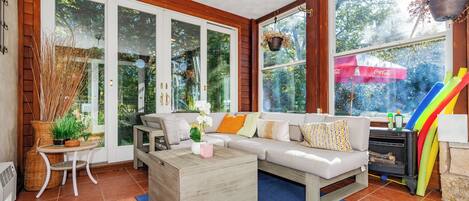 Smart-tv, een open haard en boeken