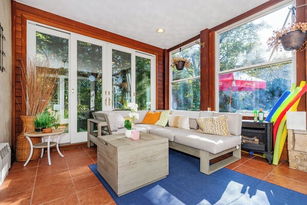 Älytelevisio, takka, kirjoja