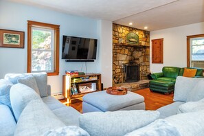 TV connectée, cheminée, livres