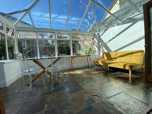 Smart TV - Beautiful Contemporary Beach Living (Torquay)