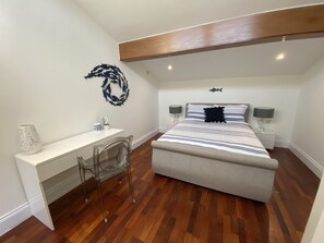 1 bedroom, iron/ironing board, free WiFi, bed sheets - Beautiful Contemporary Beach Living (Torquay)