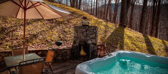 Mountain Cabin w/ Hot Tub & Cozy Loft